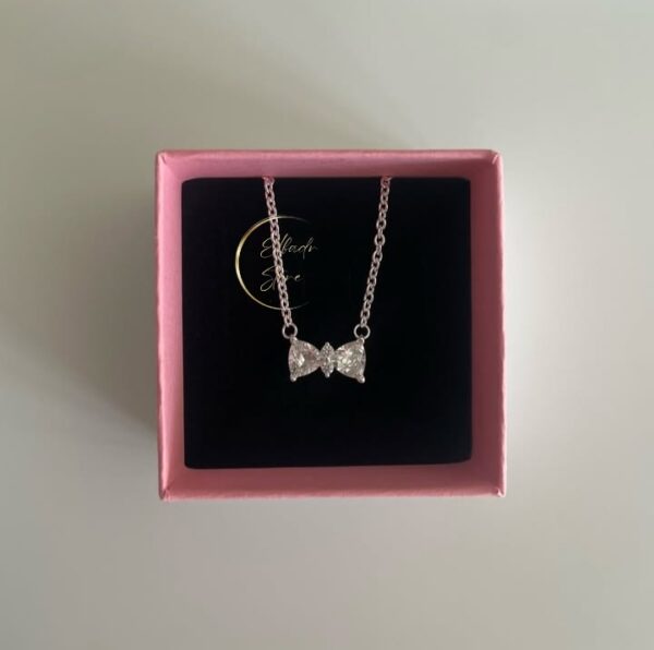 سلسله الفيونكه أبيض  - White bow necklace